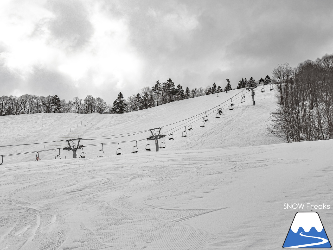 桂沢国設スキー場｜非情なほどに待ってくれない今冬の雪解け...。まだ少しだけ冬の気配が残る